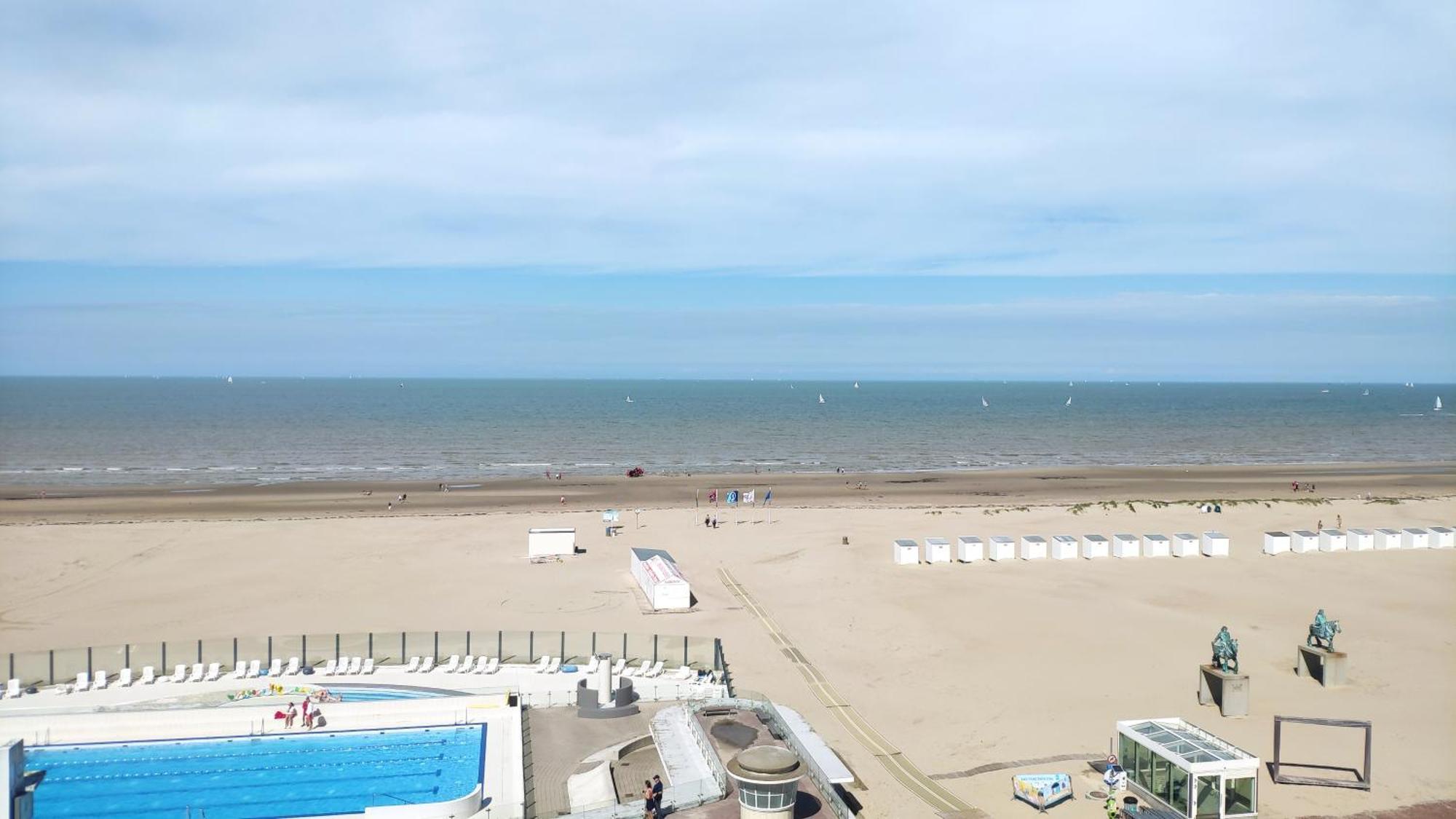 Zeezicht Vanop Het 6 De Verdiep Oostduinkerke Exterior foto